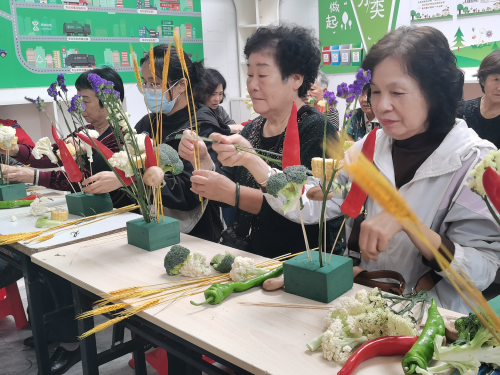 珠海梅华街道翠福社区开展“魅力巾帼，花样芳华”妇女蔬菜花艺活动