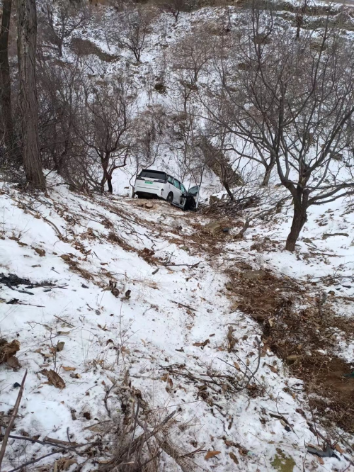 空中转体两周半，济宁MPV车主雪地坠崖惊险归来