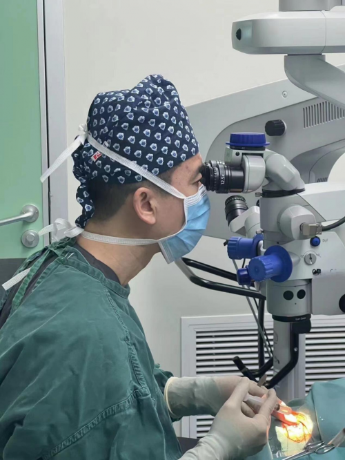 全国首批强生全视TECNIS Symfony™ Toric IOL植入手术在何氏眼科集团成