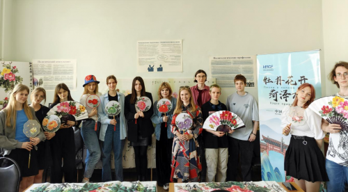 Российско-Китайская выставка пионовой культуры “Пионы цветут, Хэцзэ приветствует вас”прошла