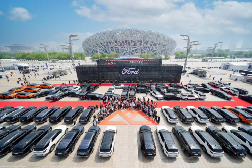 北京车展超大规模新车交付在双奥福地举行 500位福特探险者新车主加冕“福探长”
