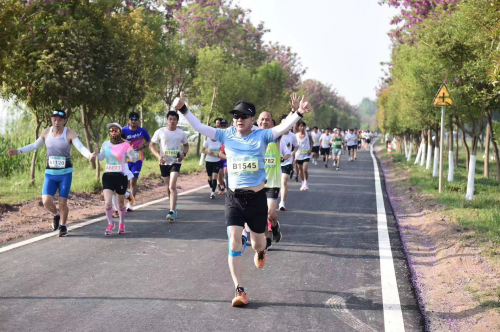 穿越林海 一路花香巴迪瑞2024民权申甘林带生态马拉松赛激情开跑-南方体育网