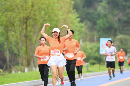 重庆“最美”长跑比赛在两江协同创新区明月湖畔开跑