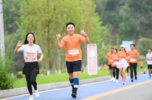 重庆“最美”长跑比赛在两江协同创新区明月湖畔开跑