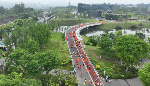 重庆“最美”长跑比赛在两江协同创新区明月湖畔开跑