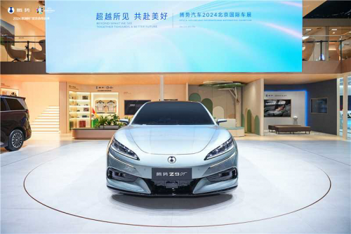中国豪车打动国际顶级车评人！托马斯北京车展签下腾势Z9GT首张海外车主订单