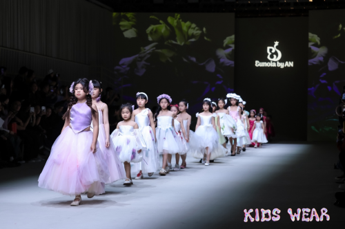越南儿童礼服月奈安亮相上海时装周