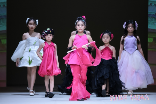 越南儿童礼服月奈安亮相上海时装周