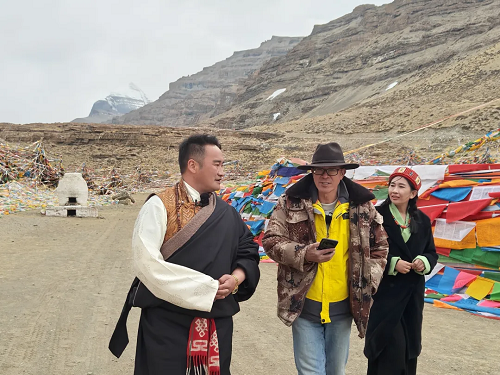 俞敏洪率领团队赴西藏旅游，深刻体验心灵之旅
