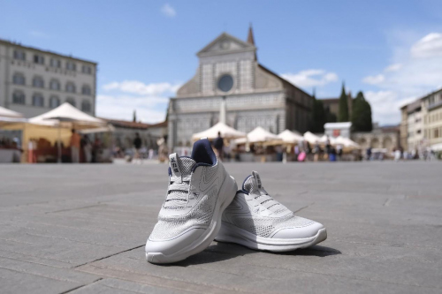 足力健亮相佛罗伦萨时装周——引领老人鞋时尚新潮流