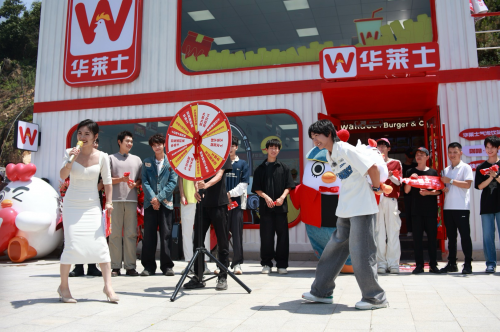 华莱士海岛限定店正式开业 岛屿少年亲临祝贺