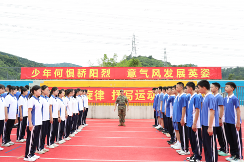 学生军训新篇章，福城武装部教官领航