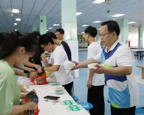 瑞金市第一中学开展关爱留校师生活动