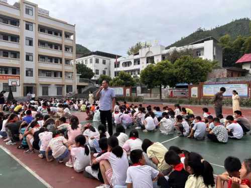 兴国县社富中心小学开展地震应急疏散演练活动