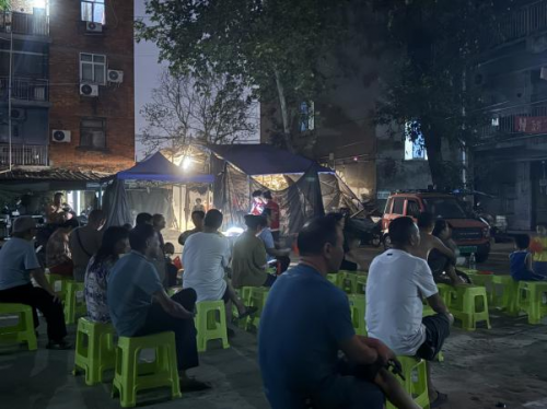 踏水桥社区成功举办“革命爱国教育”坝坝电影夜