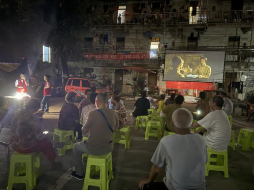 踏水桥社区成功举办“革命爱国教育”坝坝电影夜