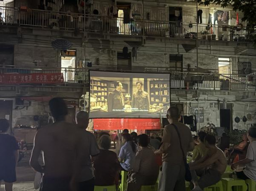 踏水桥社区成功举办“革命爱国教育”坝坝电影夜