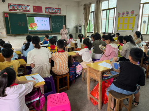 兴国县社富中心小学开展“学习新课标 落实新教材 践行新教学”教研活动