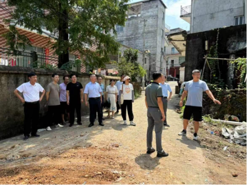 道路拓宽暖人心，夯实平安幸福路