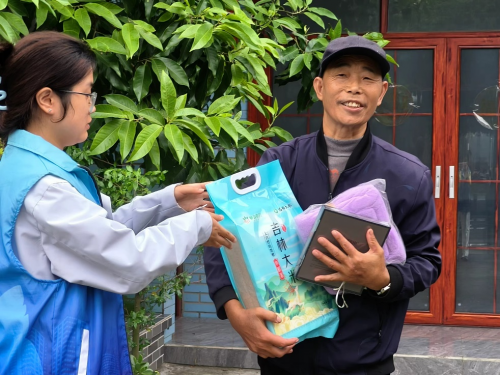 成都市双流区黄水镇：重阳敬老浓情暖 居家关爱享安康