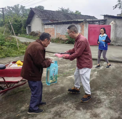 成都市双流区黄水镇：重阳敬老浓情暖 居家关爱享安康