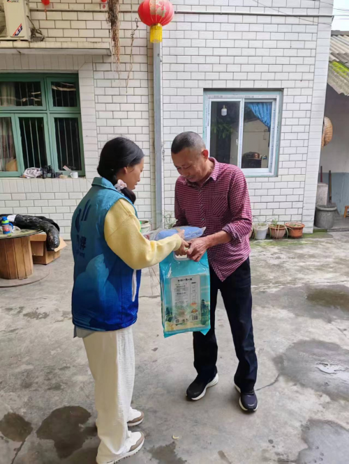 成都市双流区黄水镇：重阳敬老浓情暖 居家关爱享安康