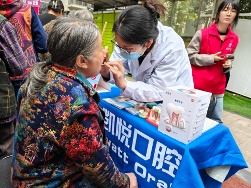 花果社区举办“情暖重阳·花果相伴”慈善便民服务活动