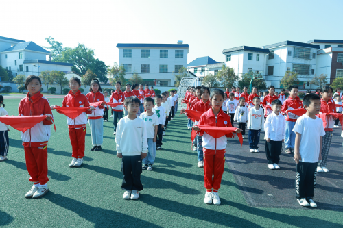 兴国高兴小学举行新少先队员入队仪式