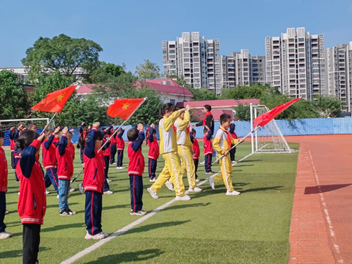 赣州市湖边中心小学举行2023级第二批新队员入队仪式及主题队日活动