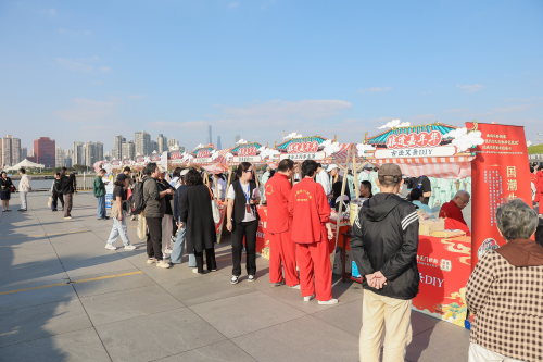 “济德杯”千人齐赛八段锦！打卡沪上地标“梅奔”全民健身展风采