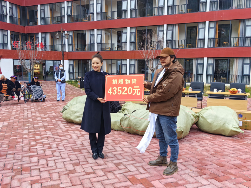 崇州“亲人”到马尔康市敬老院开展送温暖公益活动