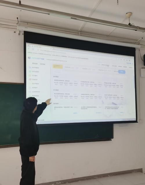 AI阿波罗助教团队与电子科技大学成都学院新维团队共研AI财经助教案例教学系统