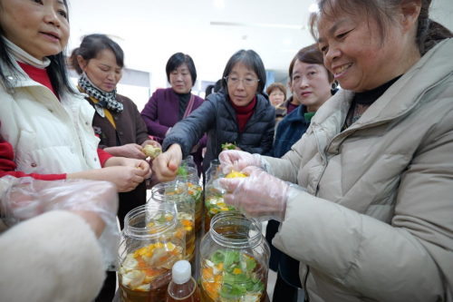花都社区“绿色低碳新生活，引领文明新风尚”厨余垃圾环保酵素制作活动