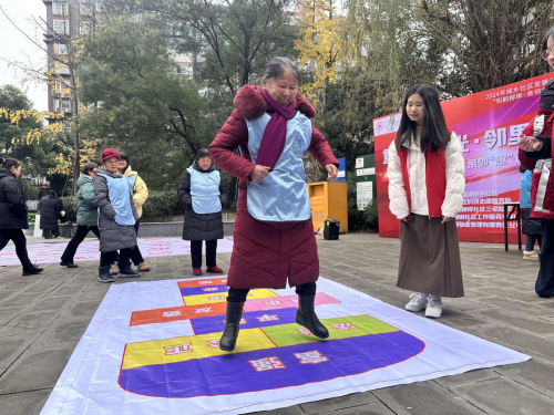 温江区柳岸社区以“复古游戏”促进新老市民融合