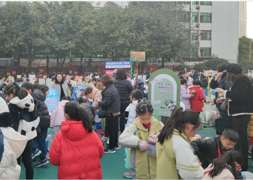 这个集市真好玩!三年级五班摊位在盐道街小学迎新商贸交易博览会“火出圈”