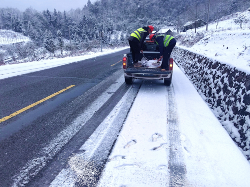 利咸高速除雪保畅奋战“开门红”