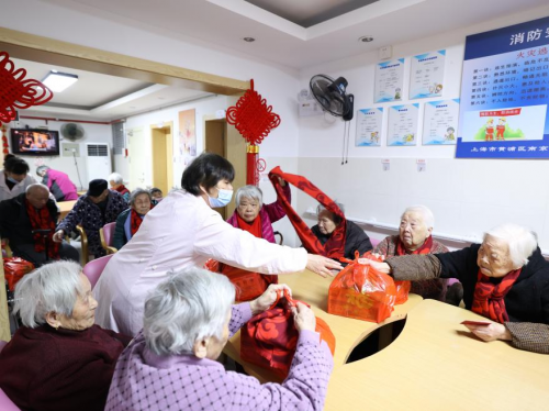 上海梦赛服装设计有限公司的爱心在黄浦区南京东路街道敬老院绽放