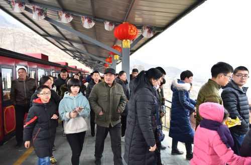 金蛇报喜，共赴敬业新春游园盛会