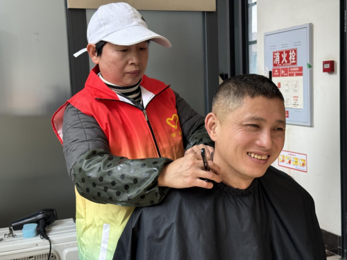 龙抬头“爱心理发”  为农民工友们“饰”新颜