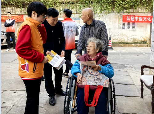 泰康人寿云南分公司2025年3·15期间开展学雷锋日公益活动传递金融温度