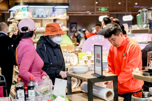 物美首家“学习胖东来”自主调改店正式营业