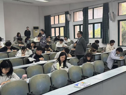 高顿四六级联合湖北经济学院工商管理学院举办2025英语四级公益模考