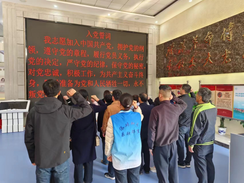 传承红色基因  凝聚奋进力量——梦芝街道组织年轻干部开展烈士陵园祭扫活动
