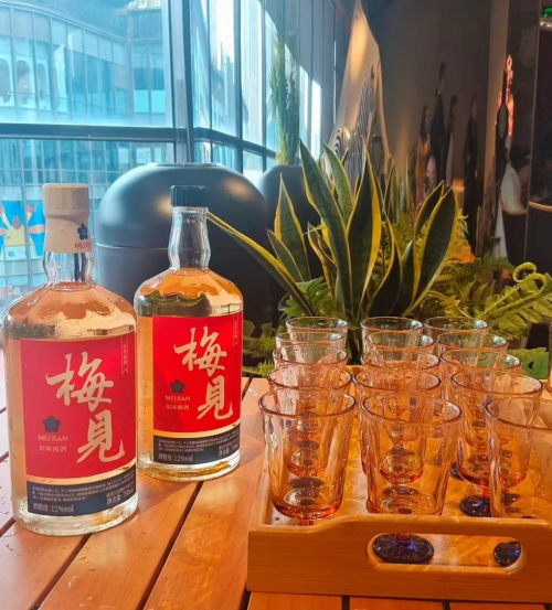 “甲亢哥”香港直播：做人生的主人，一起喝好酒梅见青梅酒