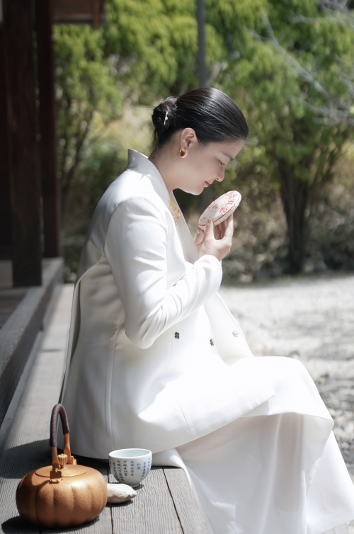 "Tea Fairy" Bao Lili Hosts "Awakening ：Seven Bowls of Tea" Ceremony at Kyoto's Manpuku-ji Temple