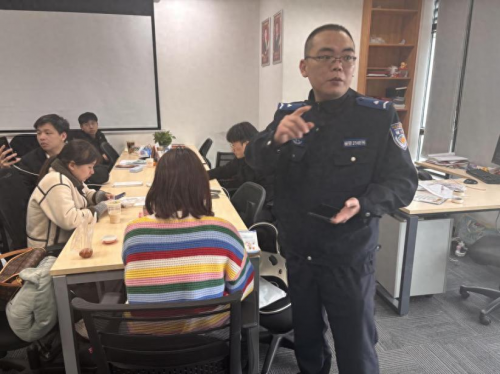 筑牢金融安全防线！平安担保厦门分公司携手辖区民警为职场员工送上“防骗指南”