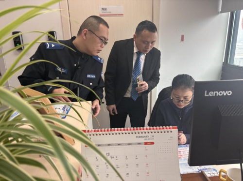 筑牢金融安全防线！平安担保厦门分公司携手辖区民警为职场员工送上“防骗指南”第2张