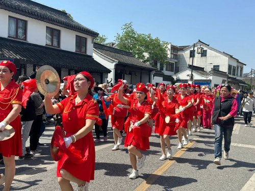苏州太湖东山枇杷文化旅游季人气爆棚，万人打卡盛况直击