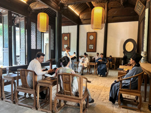 苏州太湖东山枇杷文化旅游季人气爆棚，万人打卡盛况直击