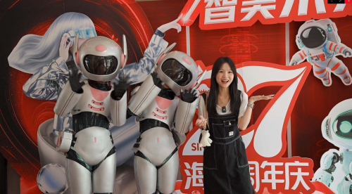 春晚同款机器人亮相福州海峡整形 “人狗共舞”引围观